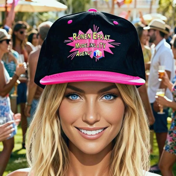 כובע מצחייה שחור פוקסיה עם הלוגו של הסוכנות של רונן אפרת